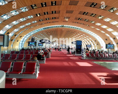 PARIS, Frankreich, 18. Oktober 2018: Paris Charles De Gaulle Flughafen, Abflug terminal K. auch als Flughafen Roissy bekannt. Paris CDG Flughafen ist der Große Stockfoto