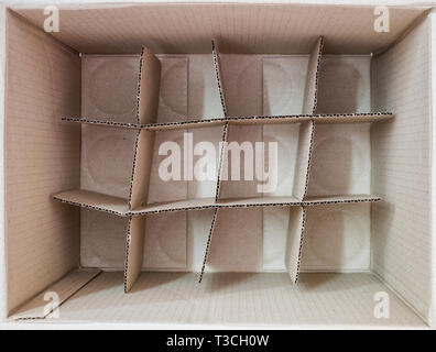In brown box Verpackung Tabelle Platz Stockfoto