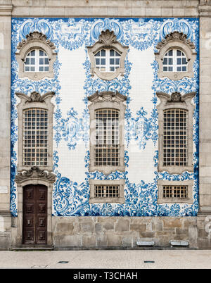 Blau und weiß bemalt Keramik Fliesen an der Wand auf der Außenseite einer Kirche in Porto, Portugal. Stockfoto
