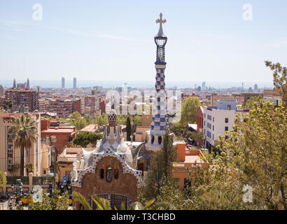 Barcelona, Spanien - 15 April, 2013: Die berühmten architektonischen Torhaus am Haupteingang des Park Güell gegen den Himmel Barcelona Stockfoto