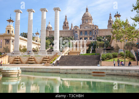 Barcelona, Spanien - 15 April, 2013: National Palast Palau auf Montjuic Hügel auf dem Hintergrund der blauen Himmel im Frühjahr Tag Stockfoto