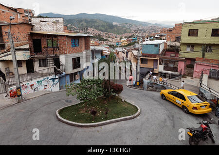 Blick auf San Javier (Comuna 13) von Medellín (Medellín), Antioquia, Kolumbien als von der Calle 35 d während der Colortour oder Graffititour gesehen. Stockfoto