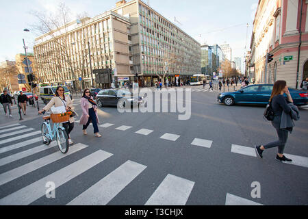 Menschen auf fußgängerüberweg Stockfoto
