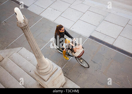 Frau Radfahren in Ljubljana, Slowenien Stockfoto