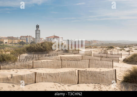 Holz Zäune in den Dünen, der Sand aus in Bewegung zu halten, Costa Nova, Aveiro, Portugal Stockfoto