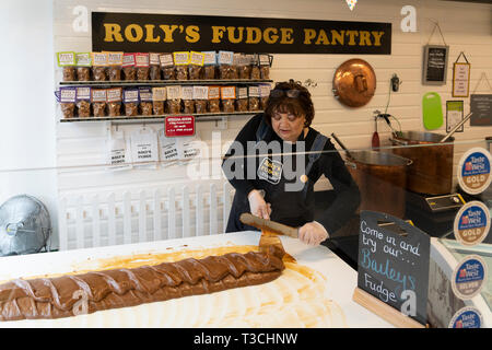 Ein fudge Teekocher in Roly's Fudge Speisekammer in Stratford-upon-Avon, Fudge in der traditionellen Methode durch Rühren die Fudge mit einem Paddel Stockfoto