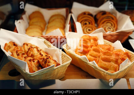 Konditorei Bäckerei Display mit verschiedenen Brötchen und Marmelade Puffs. Stockfoto