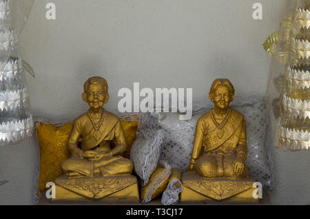 Königliche Familienkönige, Königinnen und Fürsten aus Thailand, die in goldenen buddhistischen Statuen an einem thailändischen Tempel imortiert waren. Stockfoto