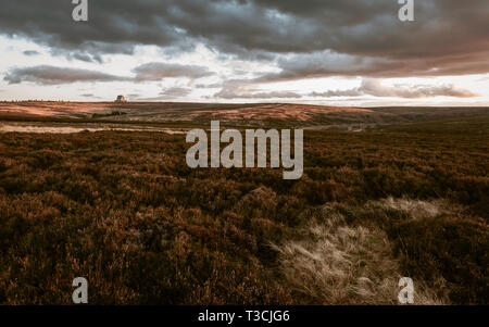 Die Dämmerung senkt sich über die North York Moors casting warme Glühen über die reichlich vorhandenen Heidekraut und RAF Fylingdales an einem schönen Abend in Yorkshire, UK. Stockfoto