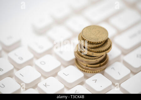 Euro Münzen auf dem Computer Tastatur Stockfoto