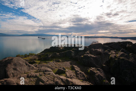 Dies ist eine malerische Landschaft Bild aus der Vogelperspektive von Anacortes, Washington mit Blick auf die Bereiche des Puget Sound am Morgen Skyline. Stockfoto