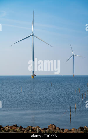 Windenergieanlagen in einem blauen Meer an einem sonnigen Tag Stockfoto