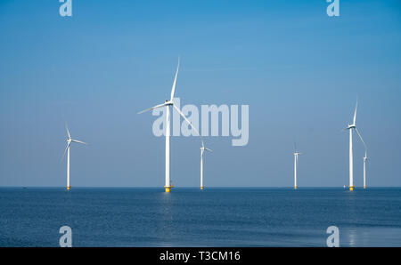 Windenergieanlagen in einem blauen Meer an einem sonnigen Tag Stockfoto