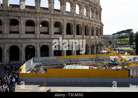Kolosseum, Rom, Italien 04.06.2019: Neue Metro-linie c Gebäude, Fori Imperiali entfernt.. Stockfoto