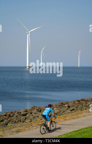 Windenergieanlagen in einem blauen Meer an einem sonnigen Tag Stockfoto