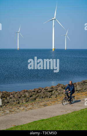 Windenergieanlagen in einem blauen Meer an einem sonnigen Tag Stockfoto