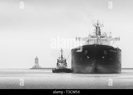 Schwarz & Weiß Foto des Öls Tankschiffe, Zitrusfrüchte, die Eingabe der Los Angeles Hauptkanal Im Hafen von Los Angeles, Kalifornien, USA. Stockfoto