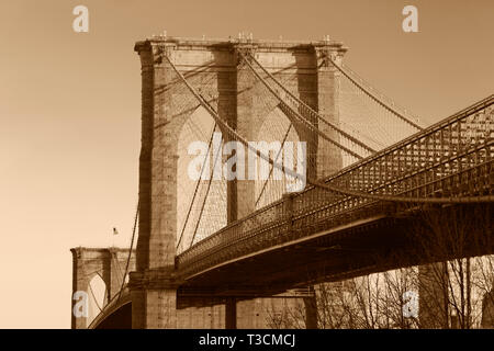 Die Brooklyn Bridge Blick nach Westen in Richtung Manhattan vom Brooklyn Seite Stockfoto