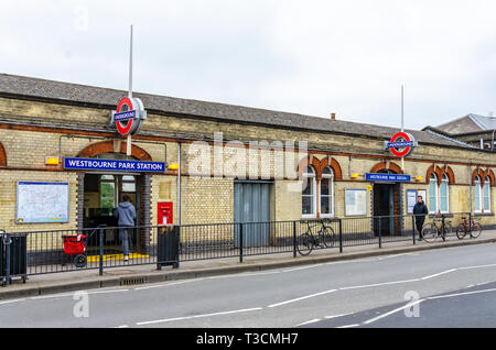 Die Vorderseite der Westbourne Park London Underground Station. Stockfoto