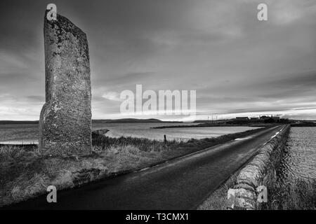 Die Watchstone und die Brig O' Brodgar, Festland, Orkney Inseln. Stockfoto