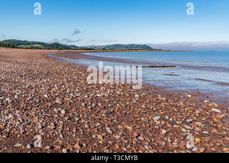 Der Strand in Blue Anchor, Somerset, England, UK-an den Bristol Channel und Minehead im Hintergrund suchen Stockfoto