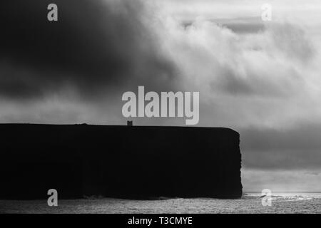 Marwick Kopf und Kitchener Memorial, aus der Sicht der Buckquoy, Festland, Orkney Inseln. Stockfoto