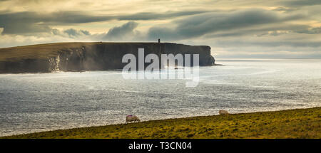 Marwick Kopf und Kitchener Memorial, von Brough von Birsay, Orkney Inseln. Stockfoto