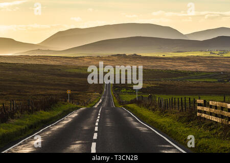 Die Hügel von orphir auf dem Festland und von Hoy, Orkney Inseln, von der A 964 Straße von Kirkwall nach Houton und Stromness gesehen. Stockfoto