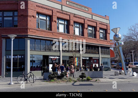 Jugendliche außerhalb Bayou auf Bay Cajun Restaurant und Bar in der Innenstadt von Bellingham, Washington State, USA Stockfoto