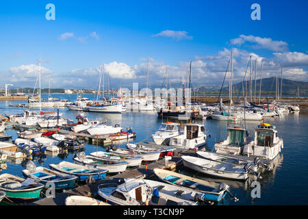 Santander, Spanien - 1. Juli 2017: Sonnenuntergang in Santander Hafen. Die Hafenstadt Santander ist die Hauptstadt der Autonomen Gemeinschaft und historische Region Stockfoto