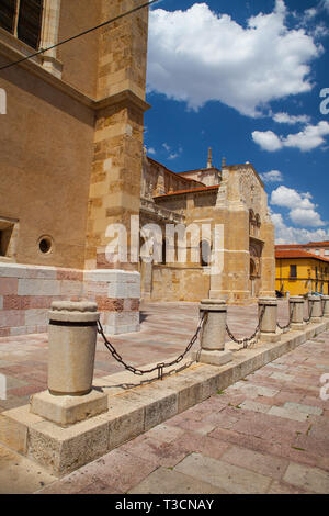 Leon, Spain-July 5, 2017: Die Basilika de San Isidoro de Leon. Seine christlichen Wurzeln lassen sich bis in das frühe 10. Jahrhundert, als ein Kloster für Sa verfolgt werden Stockfoto