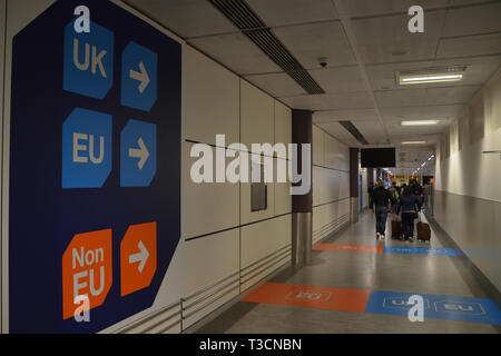 Ein Foto der Fluggäste zu Fuß vorbei an einer britischen und europäischen Ankünfte am Flughafen Gatwick auf dem ursprünglichen 'Brexit Tag', 29. März 2019. Stockfoto