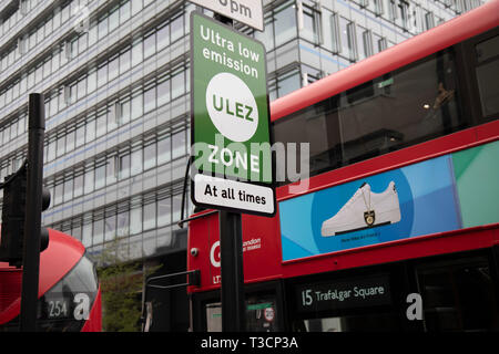 Zeichen für die neue Ultra Low Emission Zone, auch als ULEZ am 8. April 2019 in London, Vereinigtes Königreich. Transport for London sind mit dieser Initiative zur Verringerung der Verschmutzung, die Luftqualität zu verbessern, durch die Erhebung von stärker verschmutzenden Fahrzeugen wie Diesel und ältere Fahrzeuge die ULEZ Zone, die derzeit im selben Bereich wie die Congestion Zone eingeben. Stockfoto