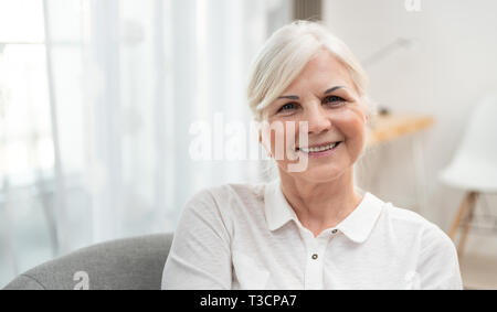 Portrait von lächelnden älteren Frau. Konzept der Lifestyle Foto mit Kopie Raum Stockfoto
