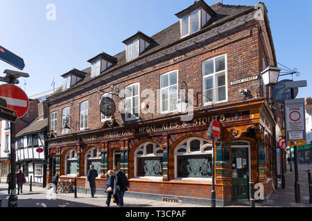 Das Eagle Vaults Public House ist ein traditioneller lokaler Pub und ein denkmalgeschütztes Gebäude mit einer gefliesten Fassade und geätzten Fenstern in Worcester, England Stockfoto