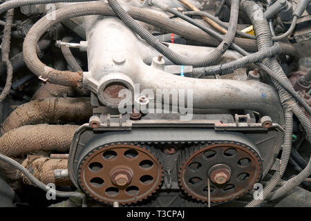 Die Rohre und alten auto motor Teil rostiges Metall. Stockfoto