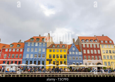 Kopenhagen, Dänemark - 6. Oktober 2018: Kopenhagen im Herbst Nyhavn ist besonders beliebt in Kopenhagen eine Menge Touristen zu Fuß rund um den Ca Stockfoto