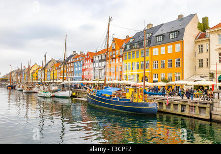 Kopenhagen, Dänemark - 6. Oktober 2018: Kopenhagen im Herbst Nyhavn ist besonders beliebt in Kopenhagen eine Menge Touristen zu Fuß rund um den Ca Stockfoto