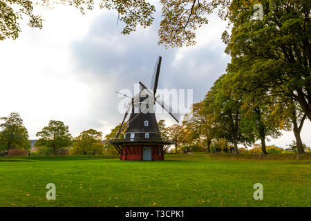 Windmühle auf dem Gebiet der Festung Kastellet, sternförmigen Festung aus dem 17. Jahrhundert mit Wällen, Museum, alte Gebäude, Windmühle, mit gelbem Laub Stockfoto