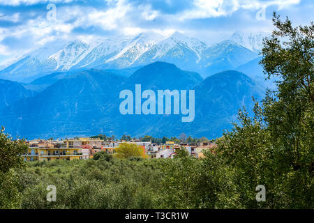 Antenne Panoramablick von Sparta City mit Snow peaks Taygetus Berge, Peloponnes, Griechenland Stockfoto