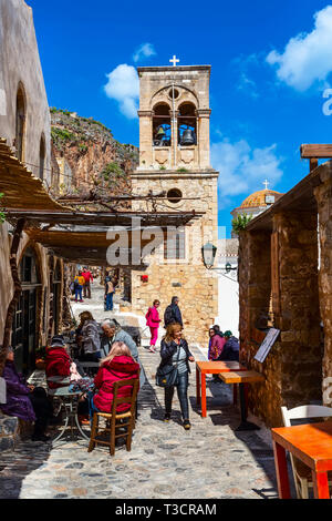 Monemvasia, Griechenland - 31. März 2019: Blick auf die Straße mit alten Häusern und griechisches Restaurant Taverne in der Altstadt, der Peloponnes Stockfoto