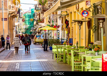 Nafplio, Griechenland - 30. März 2019: Altstadt Straße Panorama mit Restaurants in Nafplion, Peloponnes Stockfoto