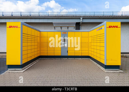 Nürnberg/Deutschland - vom 7. April, 2019: DHL Packstation steht auf einer Straße in Nürnberg. Packstation bedeutet Verpackungsstation. Stockfoto