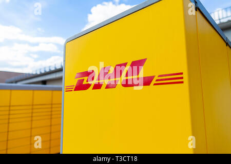 Nürnberg/Deutschland - vom 7. April, 2019: DHL Packstation steht auf einer Straße in Nürnberg. Packstation bedeutet Verpackungsstation. Stockfoto