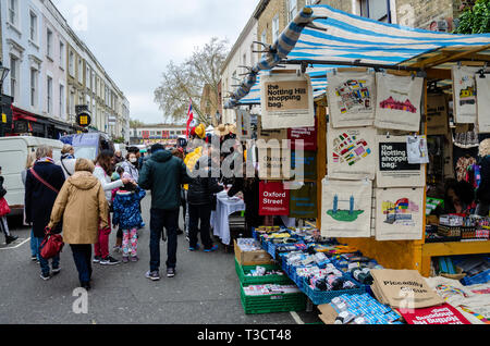 Portobello Road Market in London ist beliebt bei Einheimischen und Touristen gleichermaßen. Stockfoto