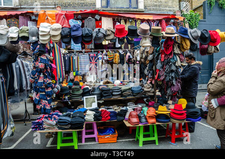 Ein Stall verkaufen Hüte in Portobello Road Market in London, Großbritannien Stockfoto