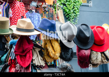 Trilby Hüte aufgehängt, die auf einem Markt, in der Portobello Road Market in London, UK Abschaltdruck Stockfoto