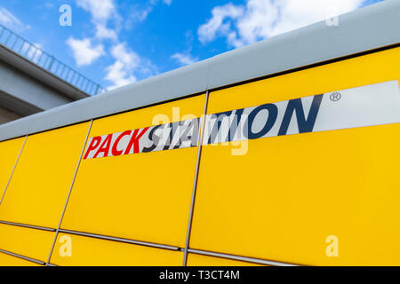 Nürnberg/Deutschland - vom 7. April, 2019: DHL Packstation steht auf einer Straße in Nürnberg. Packstation bedeutet Verpackungsstation. Stockfoto