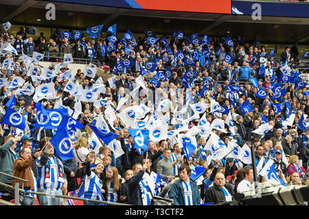 6. April 2019, Wembley, London, England; die Emirate FA Cup, Halbfinale, Manchester City vs Brighton, Brighton Fans im Stadion Credit: Phil Westlake/News Bilder der Englischen Football League Bilder unterliegen DataCo Lizenz Stockfoto