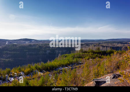 Blick auf den Steinbruch und die alte Mine von der Aussichtsplattform aus Nischni Tagil Swerdlowsk Stockfoto